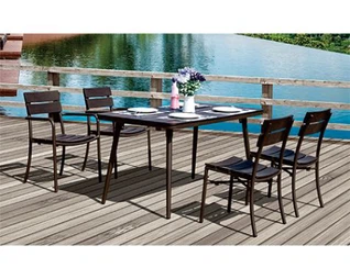 Rechteckiger Tisch im Freien