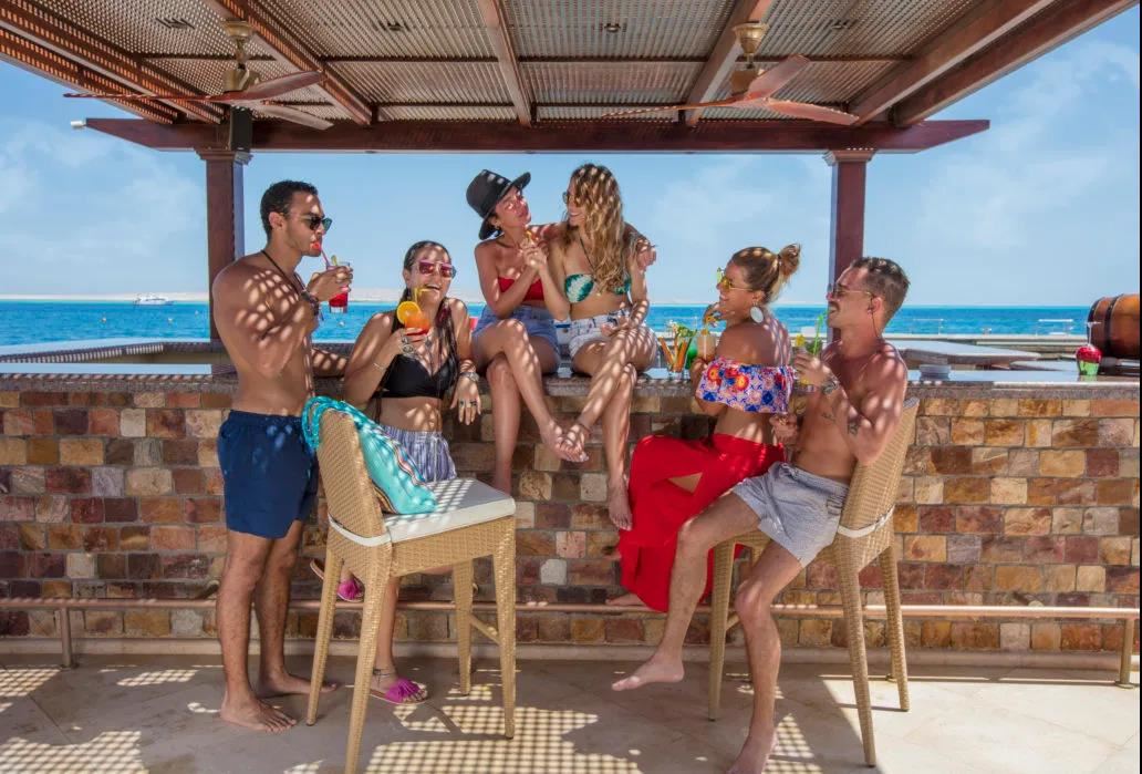 Hot summer, a cozy Pergola Party Hot summer, a cozy Pergola Party