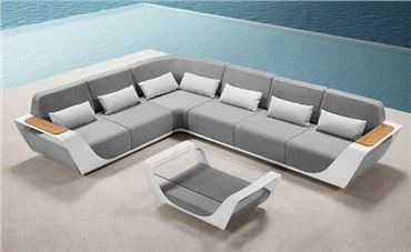 Kann ein mit Sunbrella-Material bezogenes Sofa in einem Haus im mediterranen ...